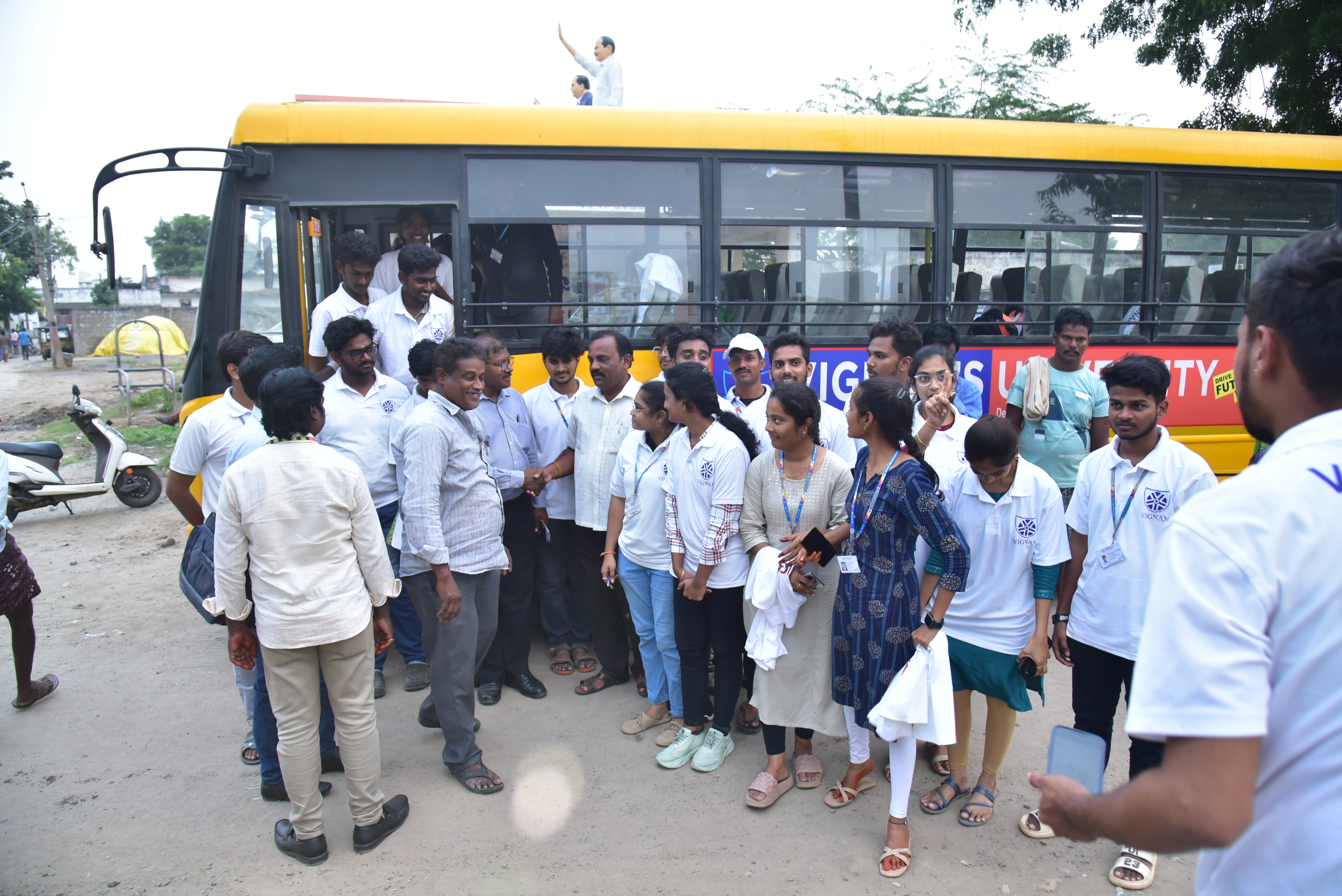 dep_assets/images/Studentsfieldvisit.jpg