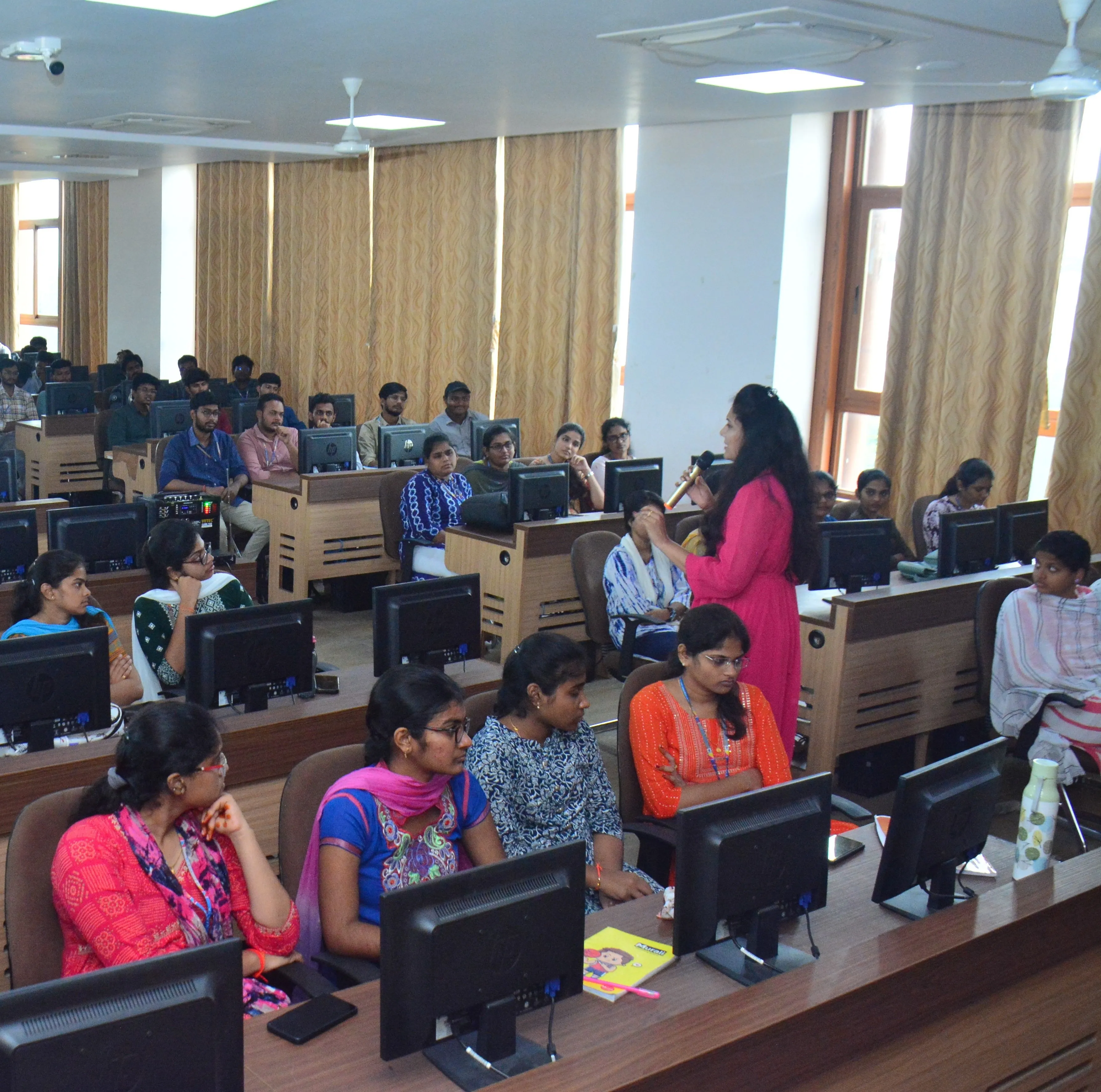dep_assets/images/teaching_cse_03.webp