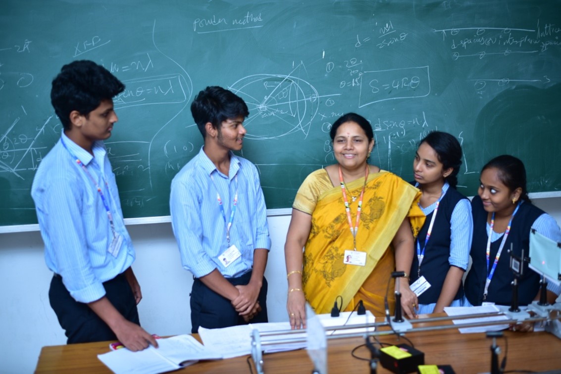 dep_assets/images/teaching_physics_04.jpg