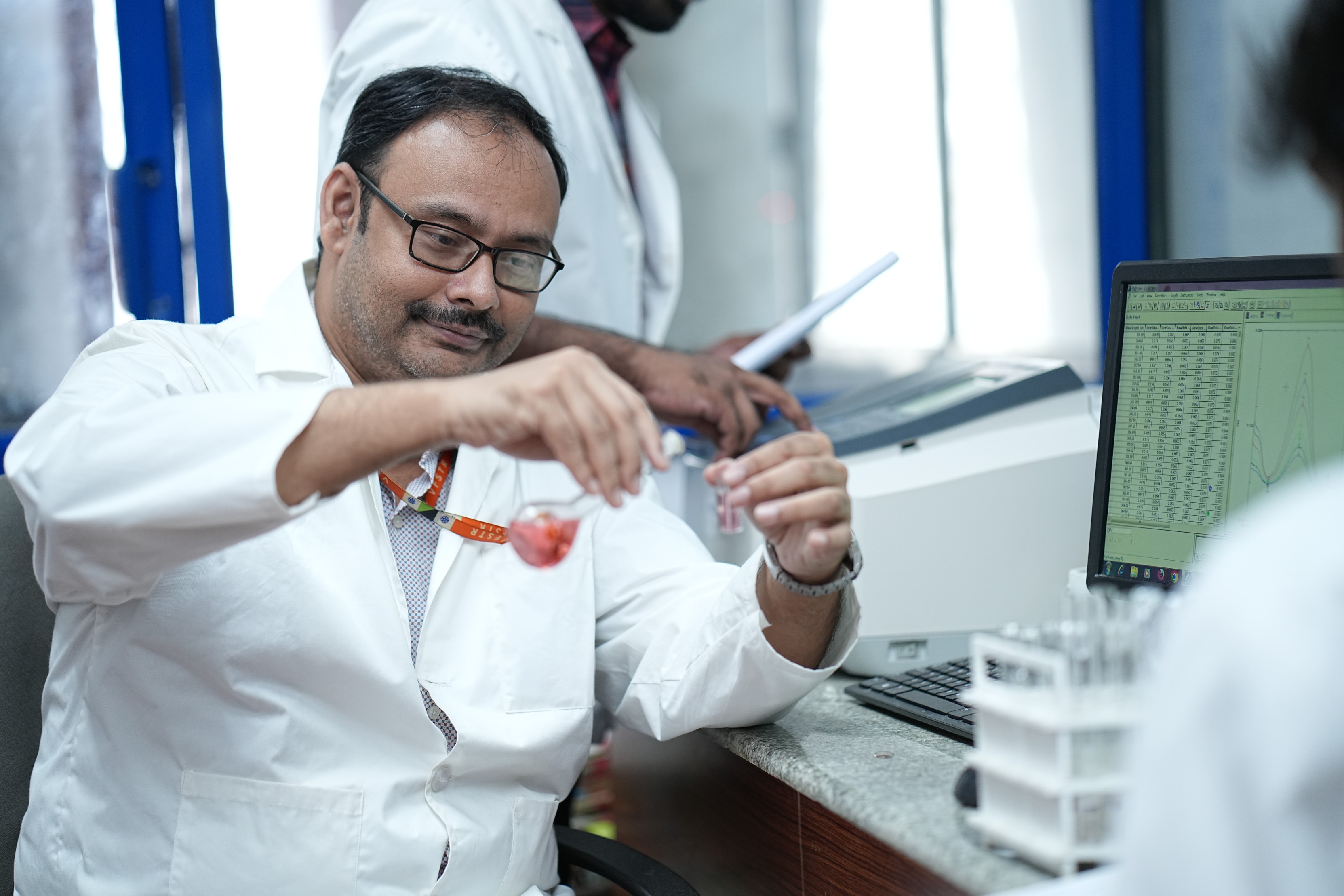 dep_assets/research_fac/chemstry/cl2_chemstry_img2.png