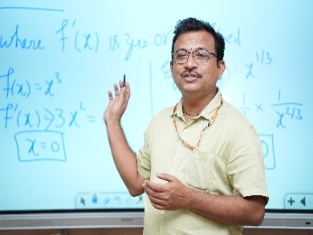 dep_assets/research_fac/maths/cl2_maths_img3.jpeg